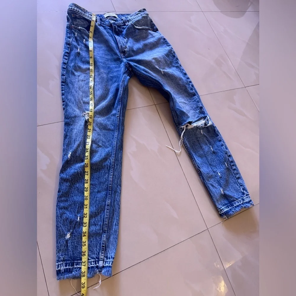 Abercrombie & Fitch The Mom High Rise Blue Jeans Distress Size 28/ 6L Pocket Zip